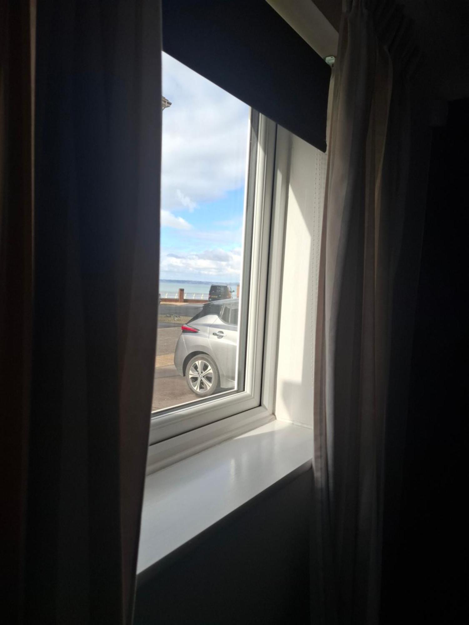 Driftmark Beachfront Location Aberavon Beach Sea Views Large Driveway Parking Private Site Fibre Optic Wi Fi 포트탤벗 외부 사진